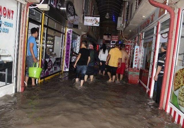 Şiddetli Yağmur Esnaf Ve Pazarcıları Vurdu