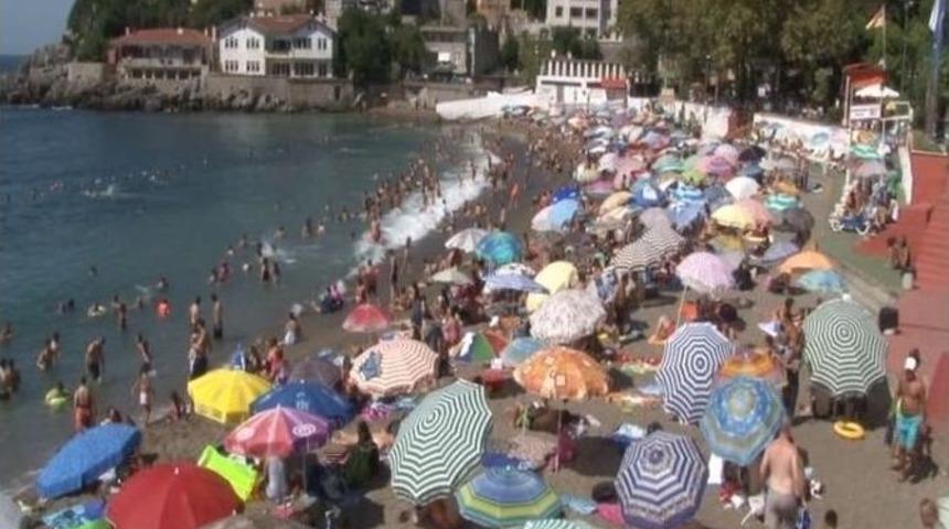 Sıcaktan Bunalan Vatandaşlar Plajlara Akın Etti