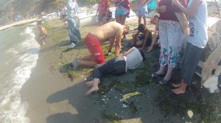 Denizde &Ccedil;ırpınan Gen&ccedil; Kızı Boğulmaktan Kurtardılar