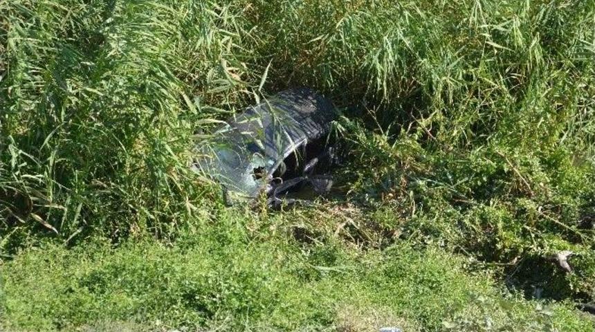 Otomobil Pirin&ccedil; Tarlasına U&ccedil;tu: 2 Yaralı