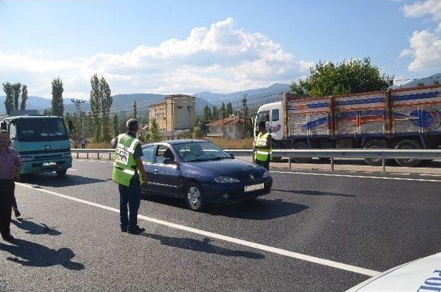 Otomobil Pirinç Tarlasına Uçtu: 2 Yaralı