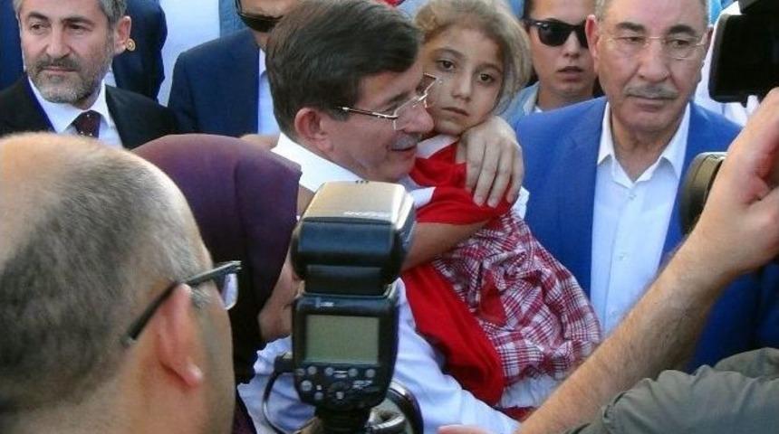 Başbakan Davutoğlu&rsquo;nun &Ccedil;ocuk Sevgisi