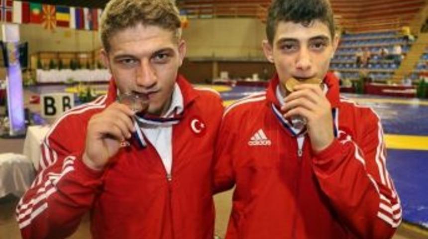 Bakan &Ccedil;ağatay Kılı&ccedil;, Milli G&uuml;reş&ccedil;ileri Tebrik Etti