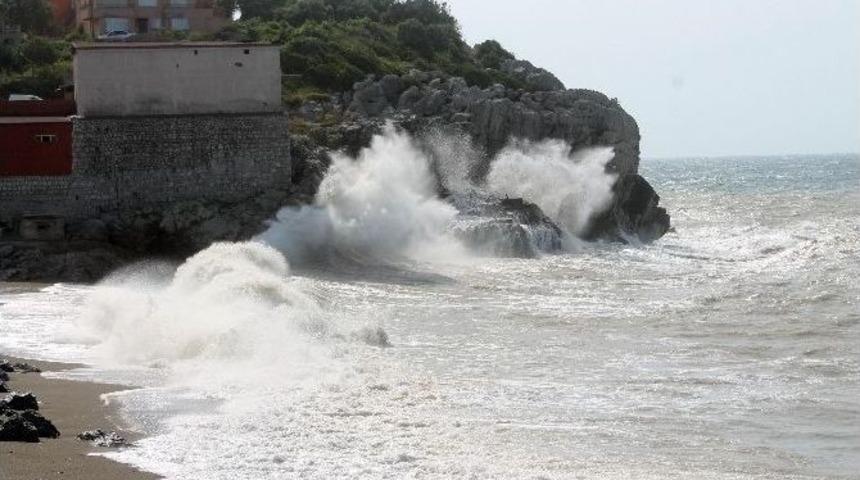 Dalgalar Kıyıyı D&ouml;vd&uuml;