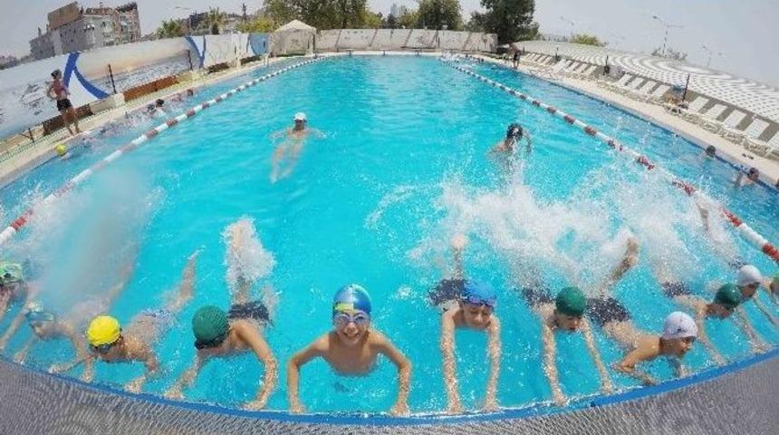 Bayraklı Y&uuml;zme Hocalarıyla Da Farklı