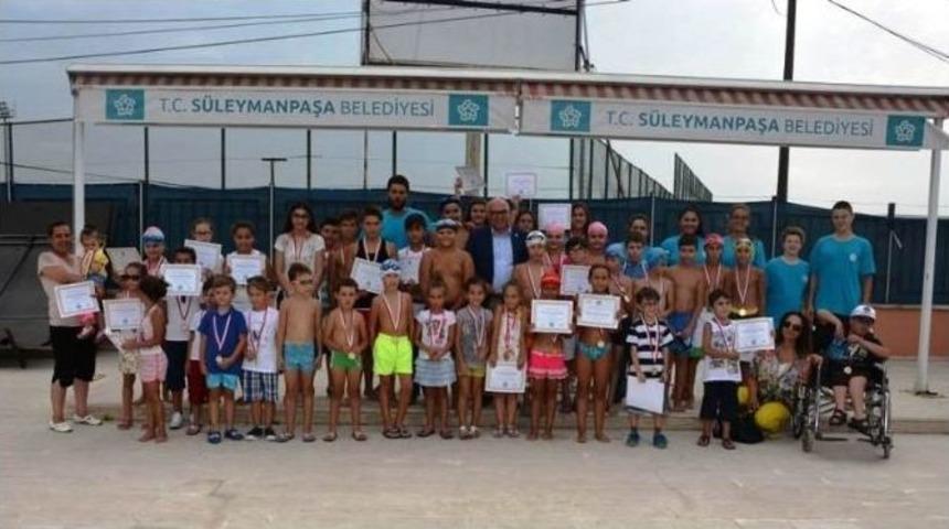 Başkan Eşkinat Gen&ccedil; Y&uuml;z&uuml;c&uuml;lere Sertifikalarını Verdi