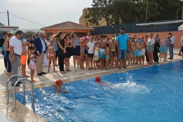 Başkan Eşkinat Genç Yüzücülere Sertifikalarını Verdi