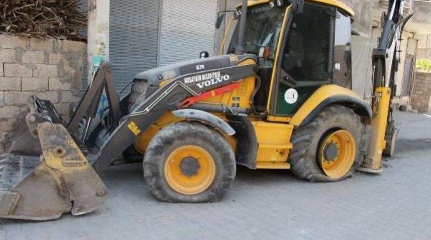 Nusaybin'de Ter&ouml;ristlerin &Ccedil;aldığı Belediye Kep&ccedil;esine Ş&uuml;pheli Paket Bırakıp Terk Etti
