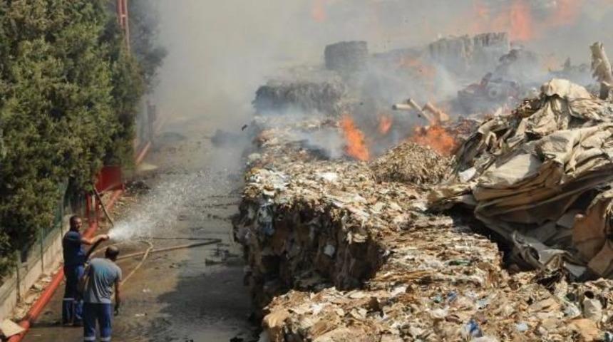 Kahramanmaraş'ta Atık Kağıt Fabrikasında Yangın (1)