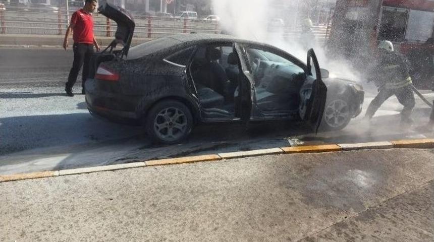 Diyarbakır&rsquo;da Seyir Halindeki Otomobil Alev Aldı