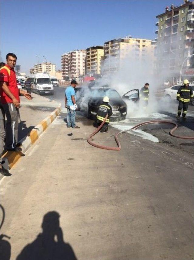 Diyarbakır’da Seyir Halindeki Otomobil Alev Aldı