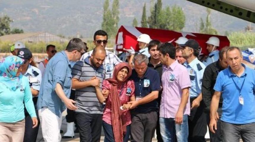 &Ouml;zay &Ouml;ğretmen, Tatilden Midyat'a D&ouml;nd&uuml;ğ&uuml;nde Polis Eşinin Şehit Olduğu Haberini Aldı (3)