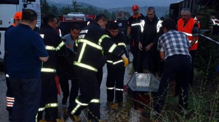 Burdur&rsquo;Da Yolcu Otob&uuml;s&uuml; Devrildi: 1 &Ouml;l&uuml;, 20 Yaralı