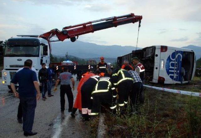 Burdur’Da Yolcu Otobüsü Devrildi: 1 Ölü, 20 Yaralı