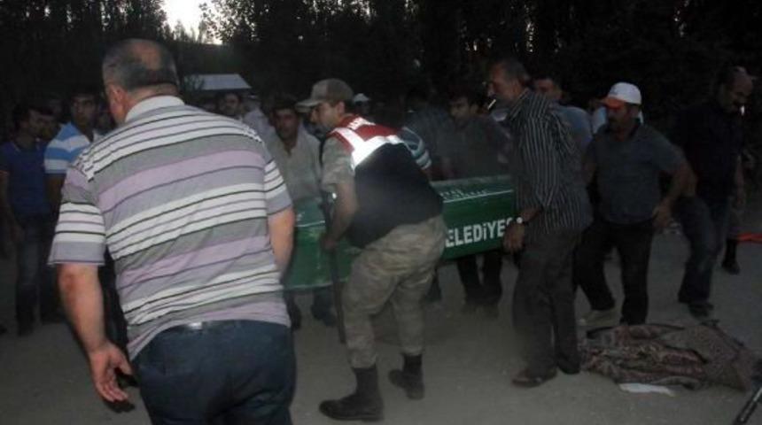 Karısını &Ouml;ld&uuml;rd&uuml;, Babası Ve Kızını Yaralayıp Intihar Etti (2)