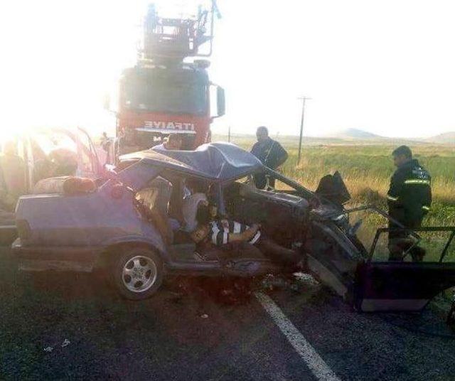 Hafif Ticari Ara&ccedil;la &Ccedil;arpışan Otomobildeki 5 Kişi &Ouml;ld&uuml; 2