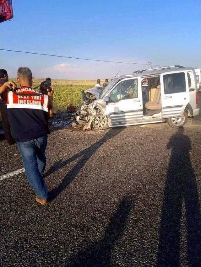 Hafif Ticari Ara&ccedil;la &Ccedil;arpışan Otomobildeki 5 Kişi &Ouml;ld&uuml; 3