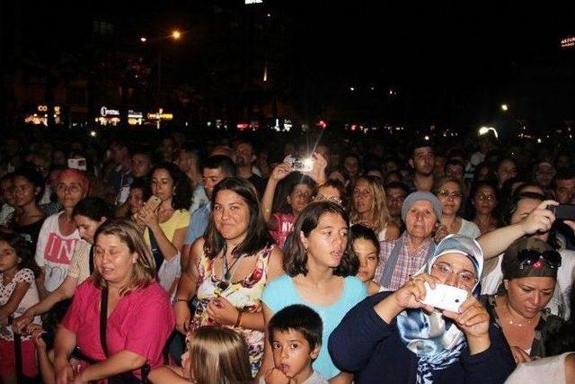 Ünlü Şarkıcının Konserine Katılım Az Oldu