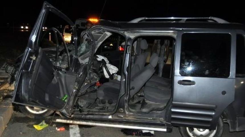 Hafif Ticari Ara&ccedil; Kamyonla &Ccedil;arpıştı: 5 Yaralı