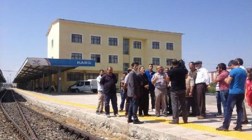 Demiryolunun Ge&ccedil;tiği Mahalleye &Uuml;st Ge&ccedil;it Istiyorlar