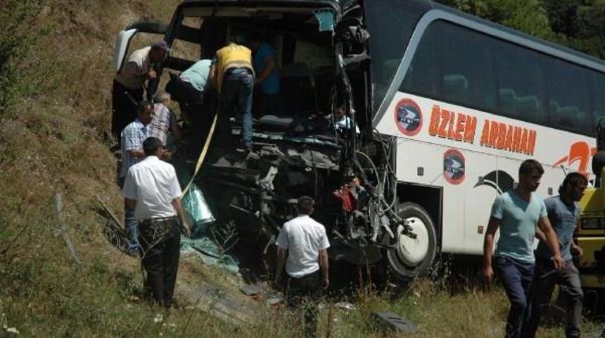Yolcu Otob&uuml;s&uuml; Kamyonetle &Ccedil;arpıştı: 1 &Ouml;l&uuml;, 3 Yaralı