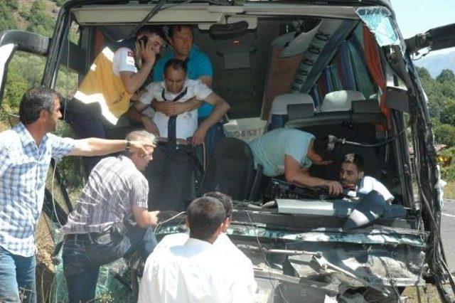 Yolcu Otobüsü Kamyonetle Çarpıştı: 1 Ölü, 3 Yaralı