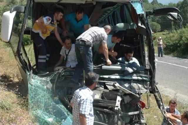 Yolcu Otobüsü Kamyonetle Çarpıştı: 1 Ölü, 3 Yaralı