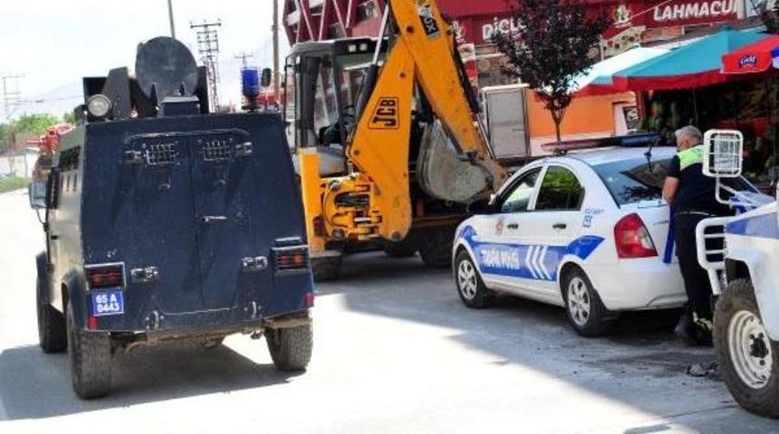 Polise Atmak Istediği Ses Bombası Elinde Patladı