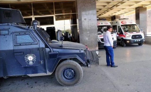 Polise Atmak Istediği Ses Bombası Elinde Patladı