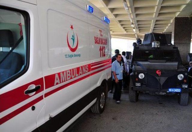 Polise Atmak Istediği Ses Bombası Elinde Patladı