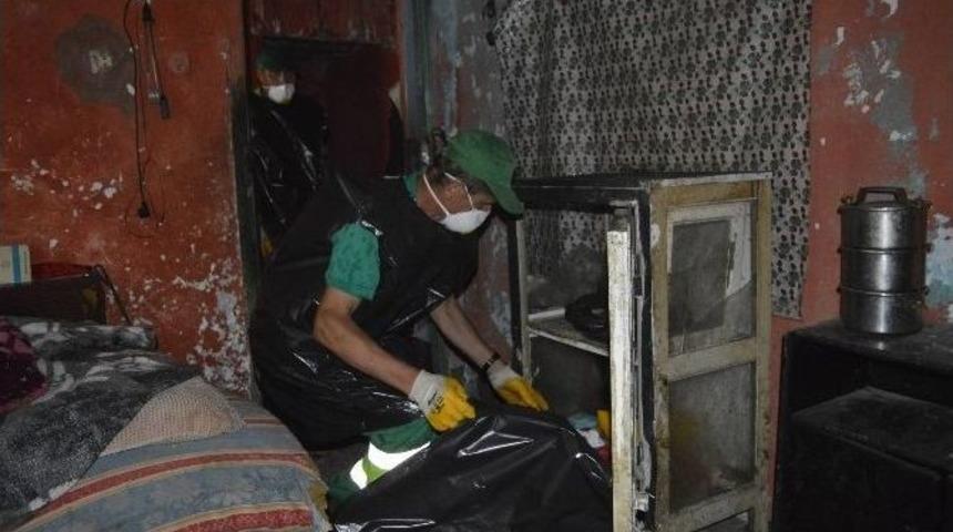 Huzurevini Terk Eden Yaşlı Adamın Evinden Bir Kamyon &Ccedil;&ouml;p &Ccedil;ıktı