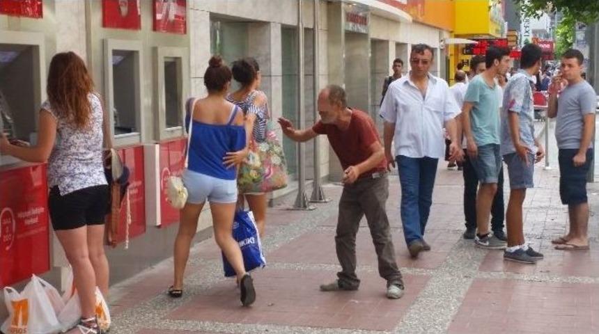 G&uuml;peg&uuml;nd&uuml;z Alkol Alıp Kadınları Taciz Ediyor