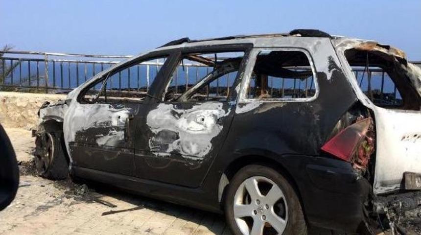 Teras Katta Başlayan Yangın Otomobili De K&uuml;l Etti