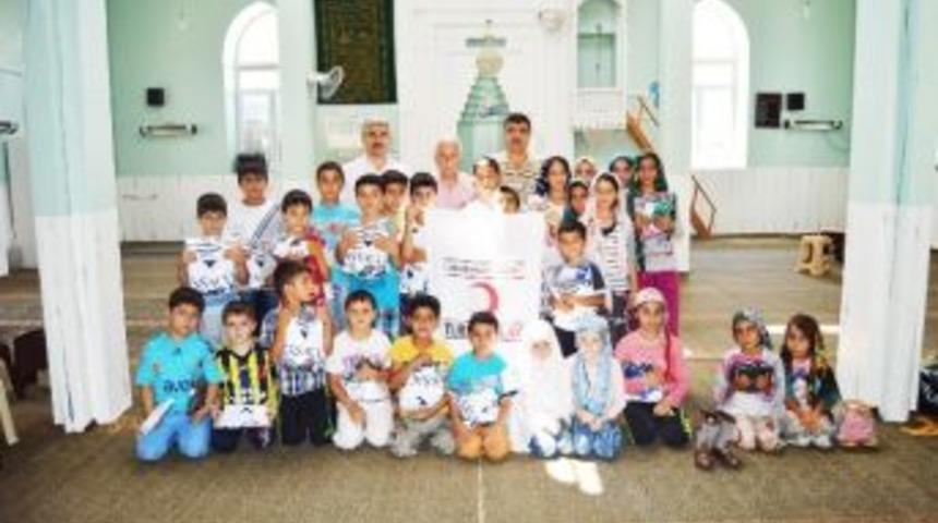 Kızılay&rsquo;dan, Kuran Kursu &Ouml;ğrencilerine Kıyafet Yardımı