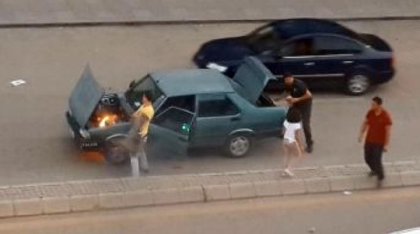 Otomobil Kırmızı Işıkta Alev Aldı