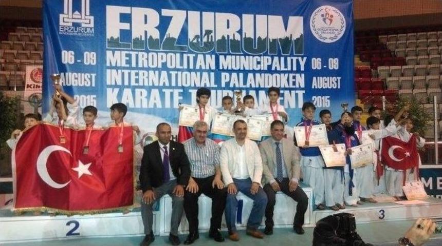 Paland&ouml;ken&rsquo;de Yalovalı Minik Karateciler Şov Yaptı