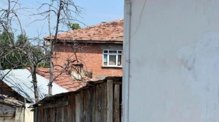 &Ccedil;atıda Bastığı Kiremit Kırılan Usta D&uuml;ş&uuml;p &Ouml;ld&uuml;