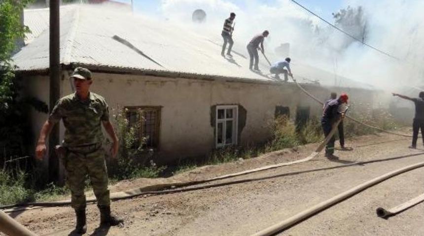 &Ouml;zalp&rsquo;Ta Asker, Iftaiye Ve Vatandaşlar Yangın I&ccedil;in Seferber Oldu