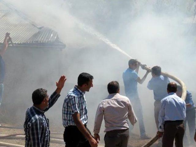 Özalp’Ta Asker, Iftaiye Ve Vatandaşlar Yangın Için Seferber Oldu