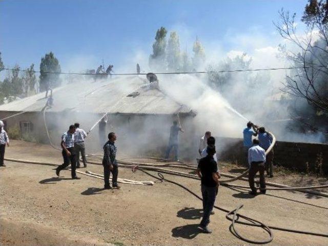 Özalp’Ta Asker, Iftaiye Ve Vatandaşlar Yangın Için Seferber Oldu