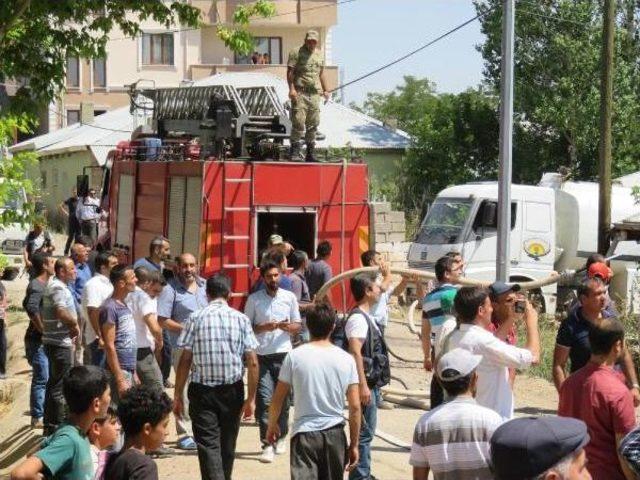 Özalp’Ta Asker, Iftaiye Ve Vatandaşlar Yangın Için Seferber Oldu