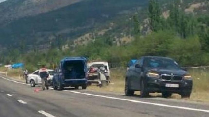 Arı Sokması Sonucu Komaya Giren S&uuml;r&uuml;c&uuml;, Karşı Şeride Ge&ccedil;erek İtalyan Turistlerin Otomobiline &Ccedil;arptı