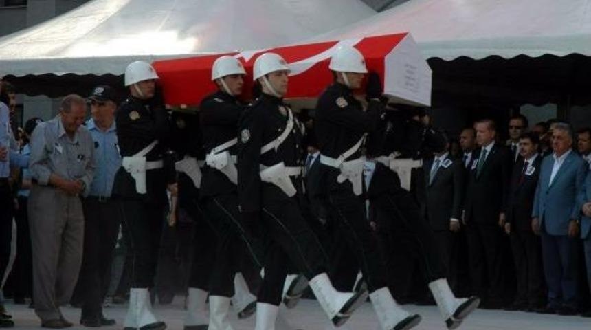 Fotoğraflar // Şehit Emniyet M&uuml;d&uuml;r&uuml; Beyazıt &Ccedil;eken I&ccedil;in T&ouml;ren...