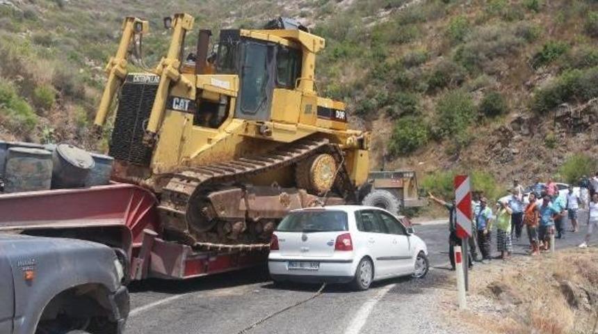 Otomobil Tır'a &Ccedil;arptı, 17 Kilometre Ara&ccedil; Kuyruğu Oluştu