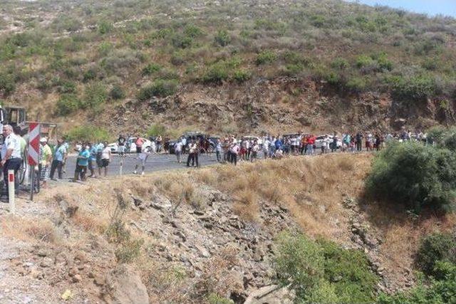 Otomobil Tır'a Çarptı, 17 Kilometre Araç Kuyruğu Oluştu