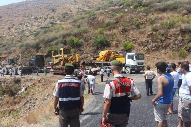 Otomobil Tır'a Çarptı, 17 Kilometre Araç Kuyruğu Oluştu