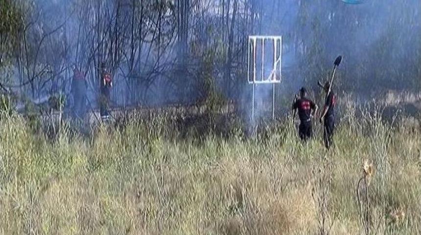 Anız Yangını İtfaiyenin M&uuml;dahalesi İle B&uuml;y&uuml;meden S&ouml;nd&uuml;r&uuml;ld&uuml;