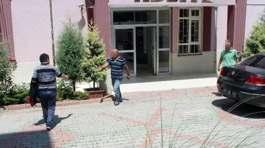 Camiye Giren Hırsızlık Ş&uuml;phelisi G&uuml;venlik Kamerasında