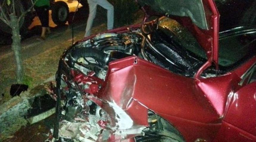 Otomobili Nehre U&ccedil;maktan Korkuluklar Kurtardı