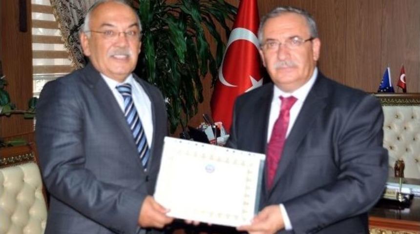 Emekli Vali Yardımcısı &Ccedil;ınar&rsquo;a İ&ccedil;işleri Bakanlığından Takdir Belgesi